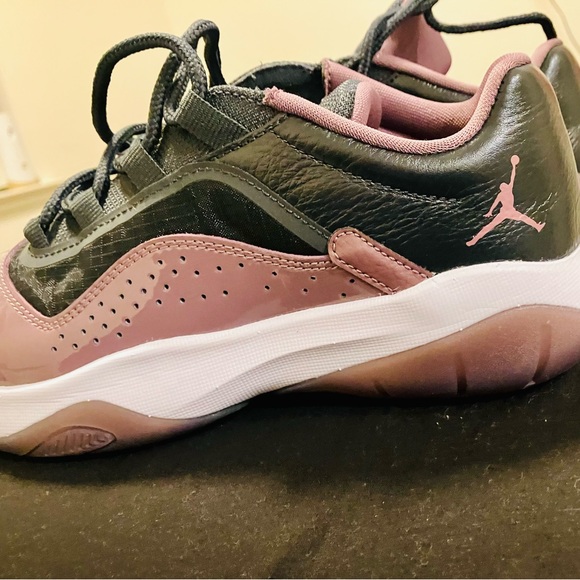 Size 7 Women’s Air Jordan 11 CMFT Low - Picture 3 of 9